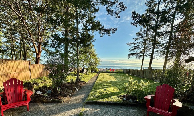 Comox House | Mile O'Sand Cottage on Kye Bay Beach Comox.