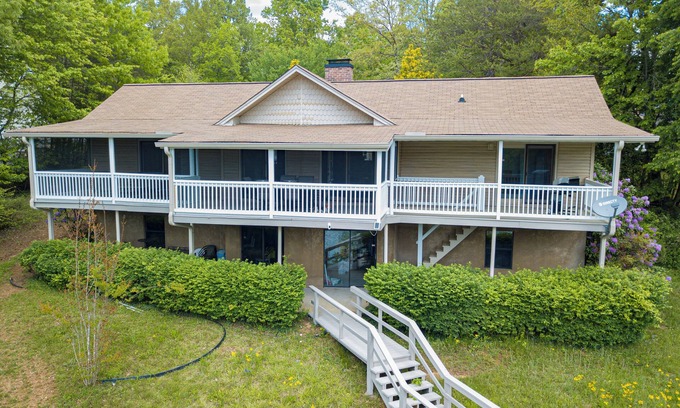 Blairsville House | Miles Away Lakehouse- 3/2 with lake frontage, boat dock, newly renovated kitchen