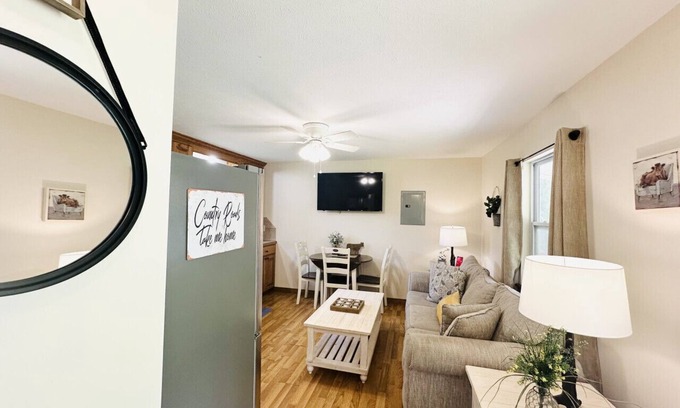 Pine Grove Cabin | Milk Hand House. Peaceful 1 bedroom cabin