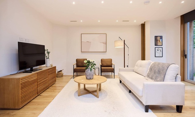 Whittington Apartment | Mill Hill Mews Home with Garden