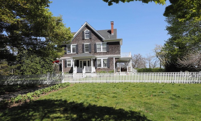 Vineyard Haven House | Mill Hill - Walking Distance From Town And Ferry With Ocean View
