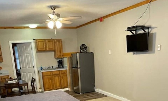Pulaski Apartment | Mill House Market Suite D