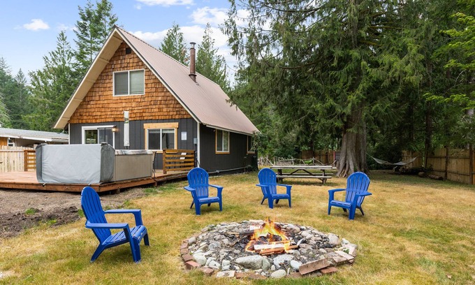 Baring Cabin | Millie's charming pet friendly cabin w/wifi, fenced yard by hikes & Stevens Pass