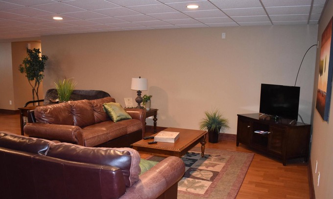 Highland House | MILLION DOLLAR HOME 1800 SQ. FT 2 BDRM 1 BATH