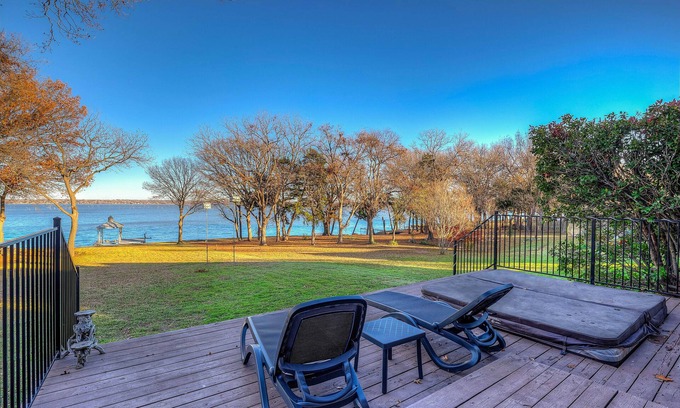 Rowlett House | Million Dollar Lake house with Hot tub, King bed Fast Wi-Fi