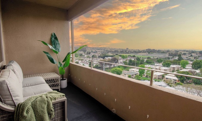 Point Loma Heights Apartment | Million Dollar Ocean Views! Central Location & Parking