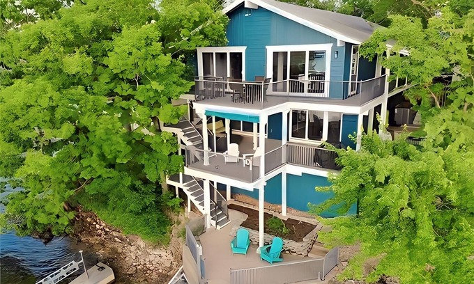 Lake Ozark House | Million Dollar Ozark Oasis - On the water, walk to restaurants/bars & new dock!