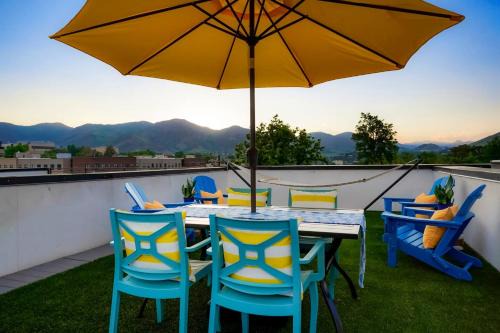 Golden House | Million Dollar Rooftop MTN Views -2 King Beds-DT Golden
