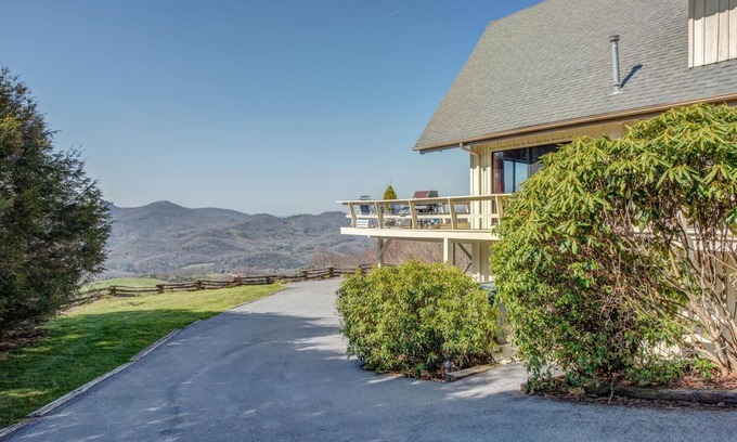 Banner Elk House | Million Dollar View/Amazing Cabin/Hot tub/Foosball/Wifi/Charming home