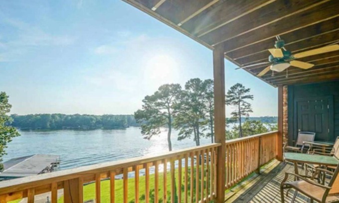Mid America Condo | Million dollar VIEW, SLEEPS 6, KING, QUEEN, 2 DAY BEDS WITH ALL LINENS, 4 TVs