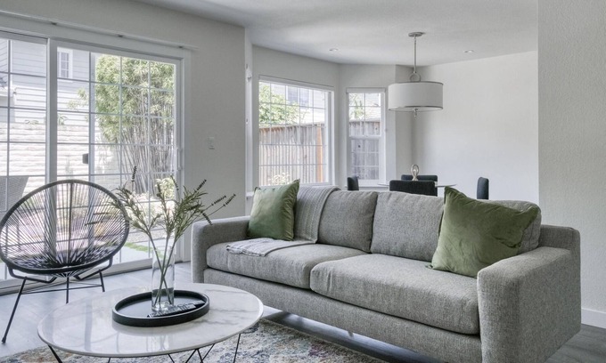 Milpitas Apartment | Milpitas 2BR + Parking in Complex w/ Pool + Lake