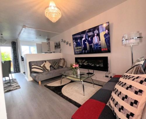 Milton Keynes Apartment | Milton Keynes Luxury Short Stay House with WIFI and Free Parking