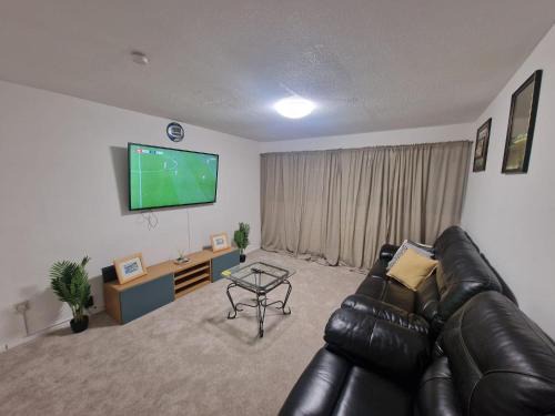 Bletchley House | Milton Keynes Modern Retreat