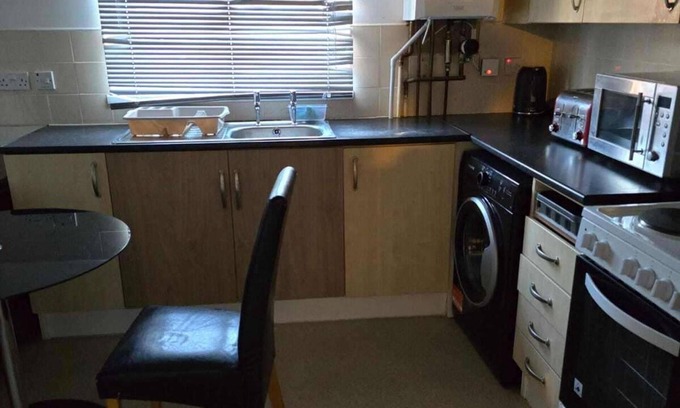 Bletchley House | Milton Keynes - Sleeps 6 - Free Parking