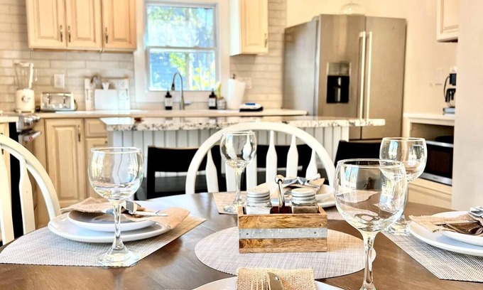 Charlotte House | Min to Panthers|Spectrum|Downtown|Fenced Yard|Dogs