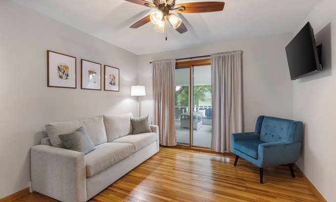 Southeast Omaha House | Min to Zoo+FreeParking+Washer/Dryer+InstantBook+4TVs+CoveredPorch