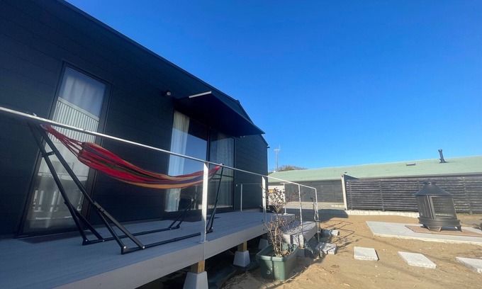 Kujukuri Cottage | Minimal quad Ran 4 person building/Sambugun Chiba