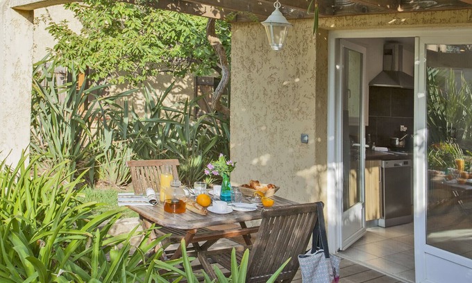 Calvi Villa | minivilla lilas indépendante à Calvi avec jardin et piscine, jardin et bbq