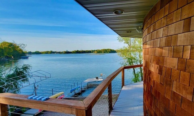 Center City House | MINNESTAY * Square Bed ~ Round House | Private Beach, Lakefront, Unique Stay