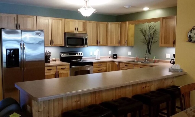 Minocqua House | Minocqua Lake Condo B7- 2 Story Rustic Town Home