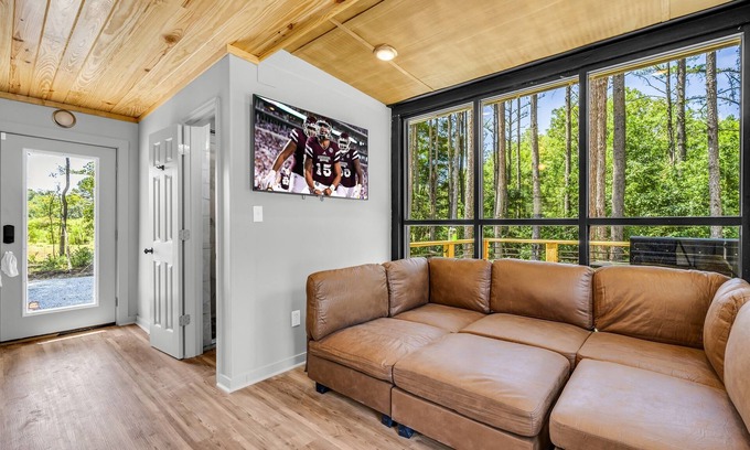 Starkville House | Mins from Campus | Private | Grill Deck