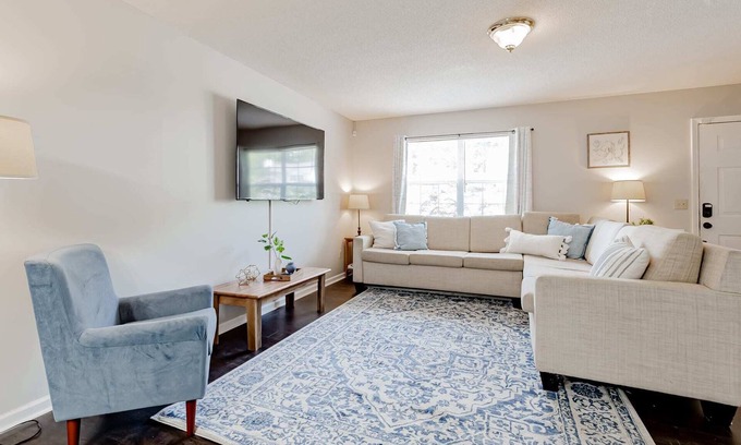 Irmo House | Mins from Downtown, I-90 Access-Sweetthorne Solace