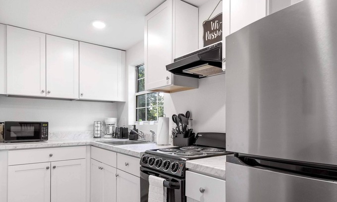 East Ridge Apartment | Mins from Zoo & Downtown! Laurel Lounge Apt. 2