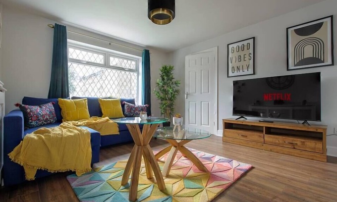 Nottingham House | Mins to City Center Modern House Free parking WiFi