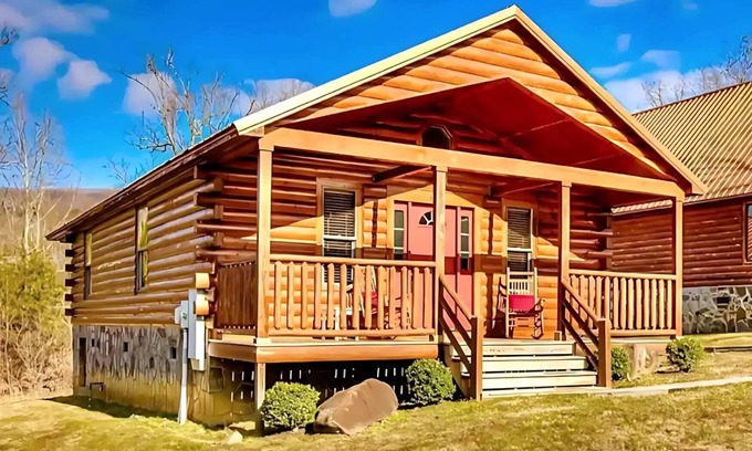 White Oak Lodge Cabin | Mins to DT Gatlinburg~ Hot Tub~ Community Pool