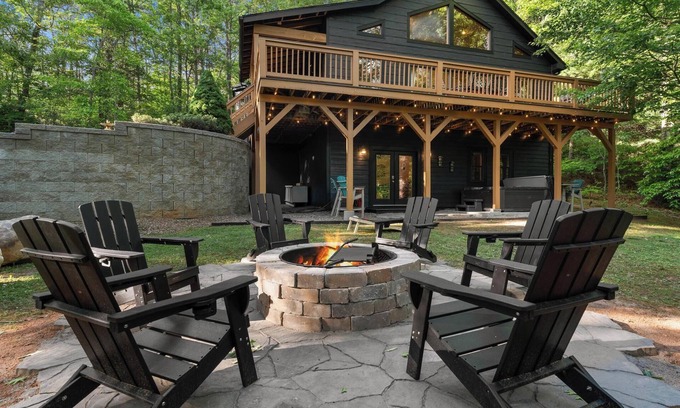 Franklin Cabin | Mins to Highlands | Hot Tub, Fire Pit, Game Room