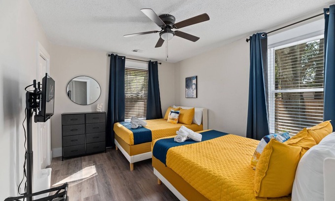 North Charleston House | Minutes from D-town/Beaches/Shopping