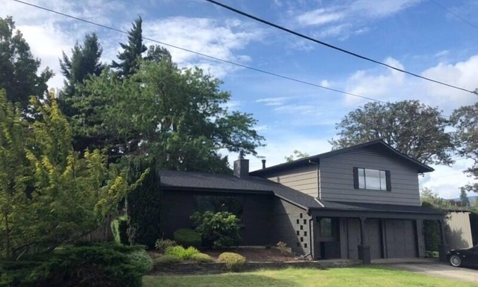 Hood River House | Minutes from Downtown, Fenced Backyard, A/C