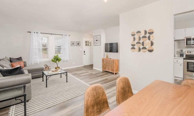 Oshkosh House | Minutes from Downtown, EAA, University - 3 bedroom
