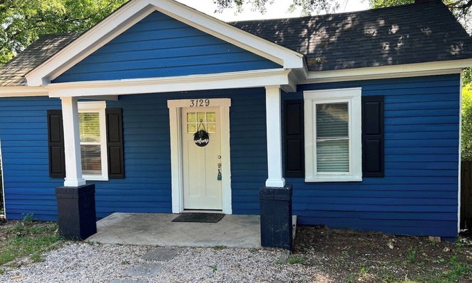 Earlewood House | Minutes From Downtown, King, Pets, Fenced Yard