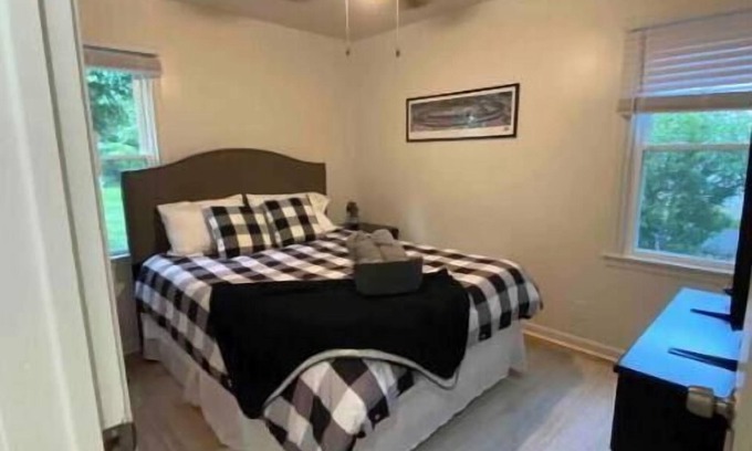 Speedway House | Minutes from Indy Motor Speedway - Dog friendly - Fully fenced yard