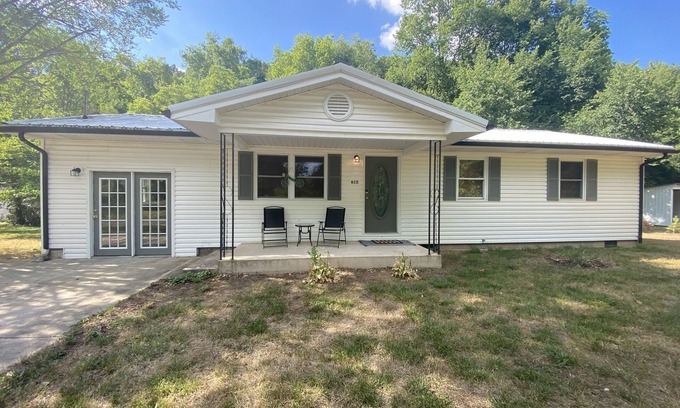 Steelville House | Minutes from Mt trails & River - 3 Bedroom House - Sleeps 7