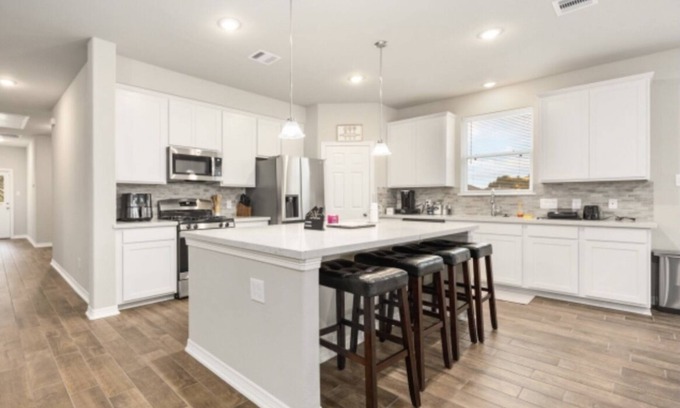 Shoreacres House | Minutes to beach, stainless appliances, plenty of space inside and out