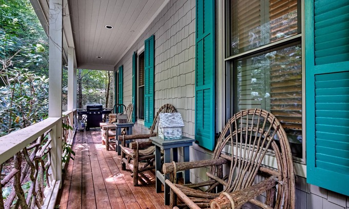 Highlands Cottage | Minutes to town! Mountain chic/waters swim hole firepit. Game room and porches!