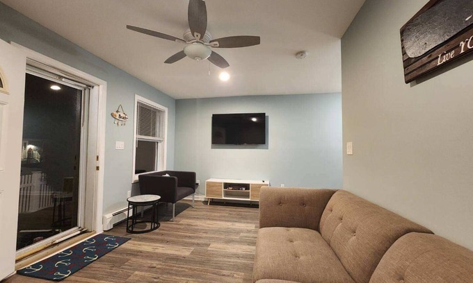 Devon House | Minutes to Walnut Beach, newly renovated 3 bedroom home