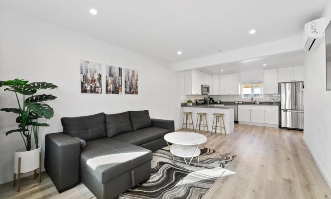 Mid City Bed & Breakfast | Miracle Mile Chic 1 BR Bungalow Apt Parking Unit 2