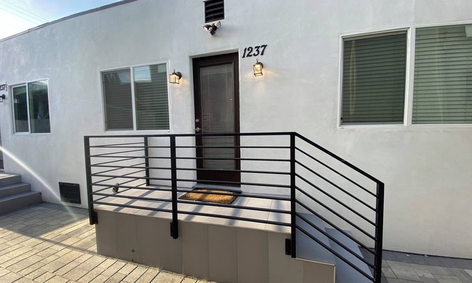 Windsor Square Hotel | Miracle Mile Chic 1 BR Bungalow Apt + Parking