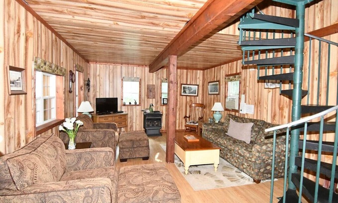 Berkeley Springs House | Mishka (Bear Cub Retreat)at Sleepy Creek