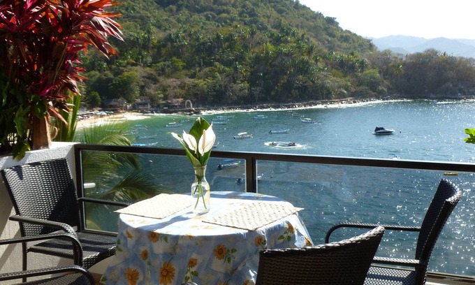 South Shore Hotel Area Condo | Mismaloya oceanfront condo, beach, pool, tennis court, Jacuzzi and sunsets!