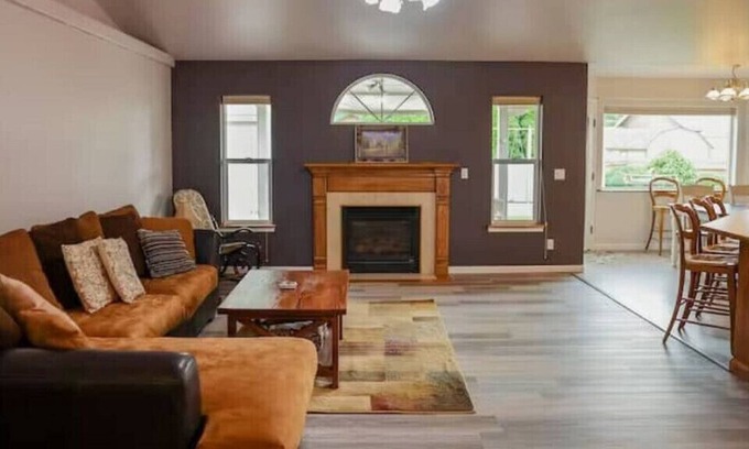 Baker City House | Miss A's Place, Beautiful! Nice Neighborhood! 3 Bdrm, Last Min. Discounts!