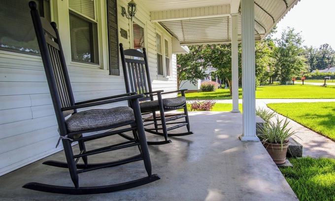 Richmond Hill House | Miss Audrey’s House is a charming cottage in the heart of historic Richmond Hill