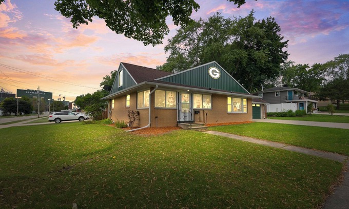 Green Bay House | Miss Liberty Lambeau