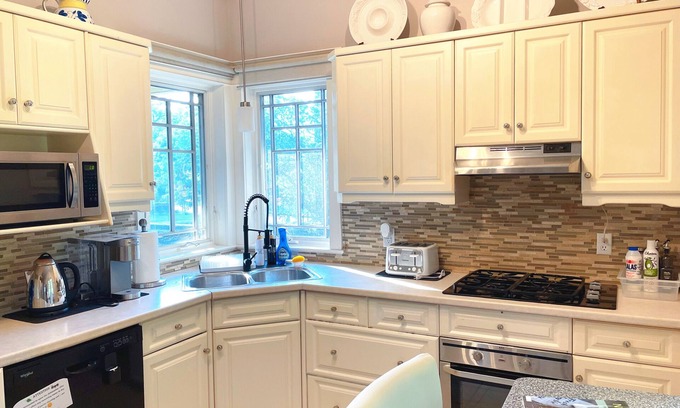 Queenston House | Mist & Vine Century Cottage at Niagara