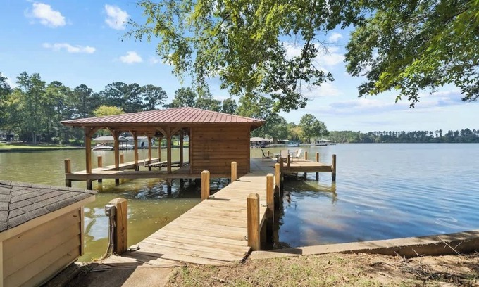 Milledgeville House | Misty Cove Sleeps 6, Private Dock & Great Fishing
