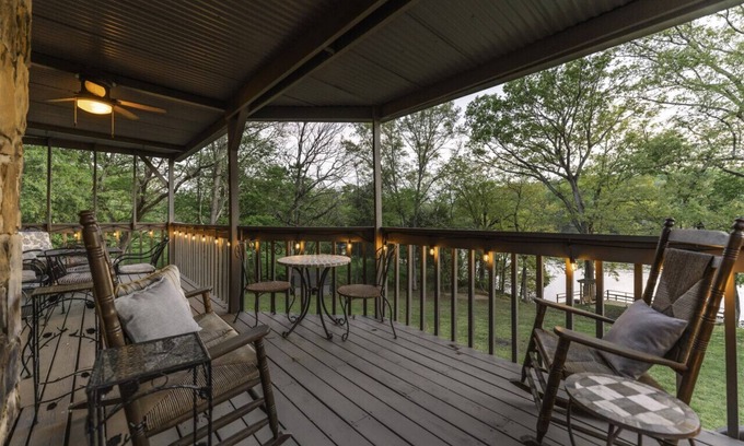 Ashley Oaks House | Misty Lake - Hot Tub+Lake Access+Games+MORE!