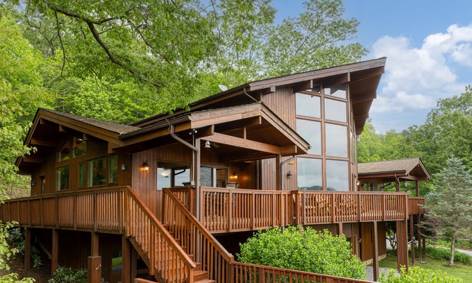 Clyde House | Misty Mountain with Luxury Views!